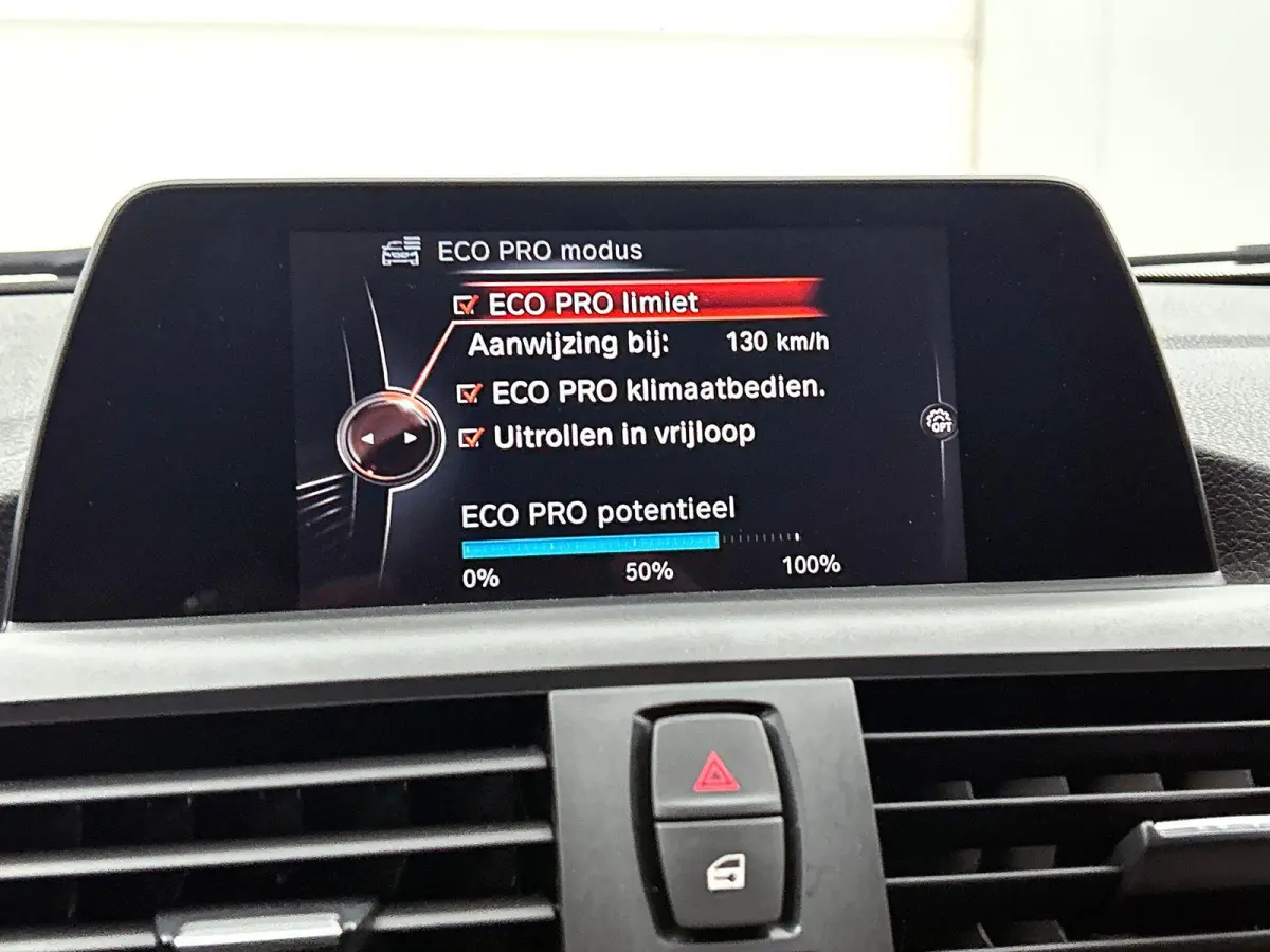 218i Essential NAVI | STOF-LEDER | STOELVERWARMING
