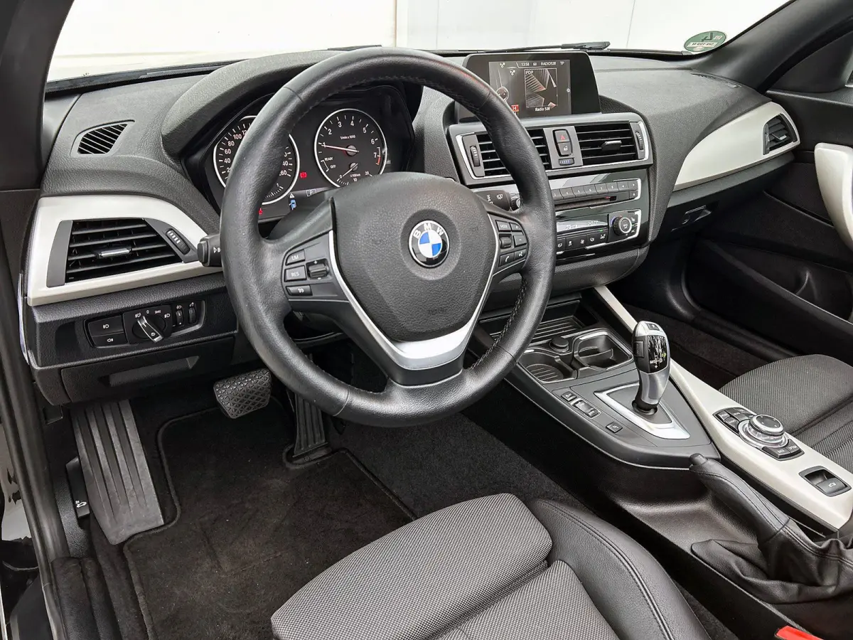 218i Essential NAVI | STOF-LEDER | STOELVERWARMING
