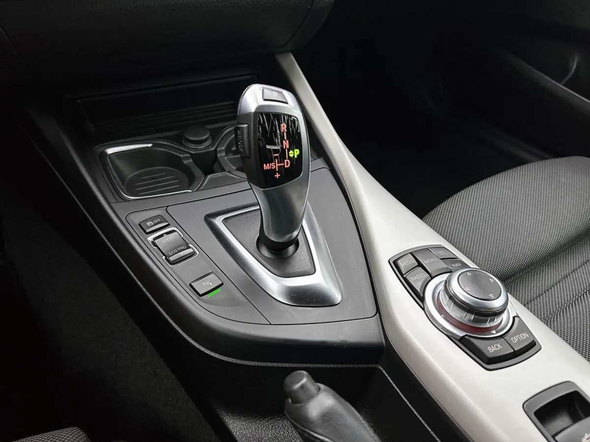 218i Essential NAVI | STOF-LEDER | STOELVERWARMING