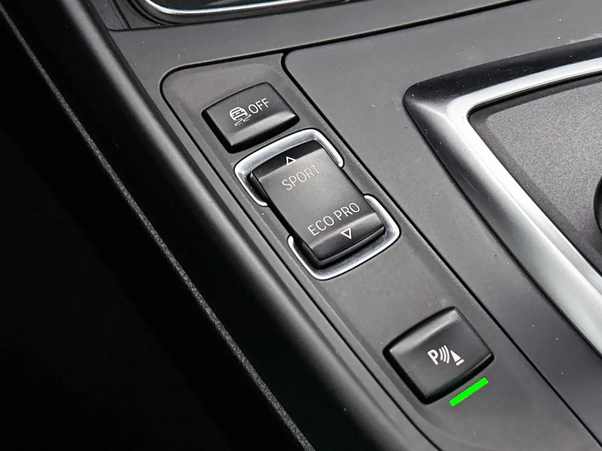 218i Essential NAVI | STOF-LEDER | STOELVERWARMING