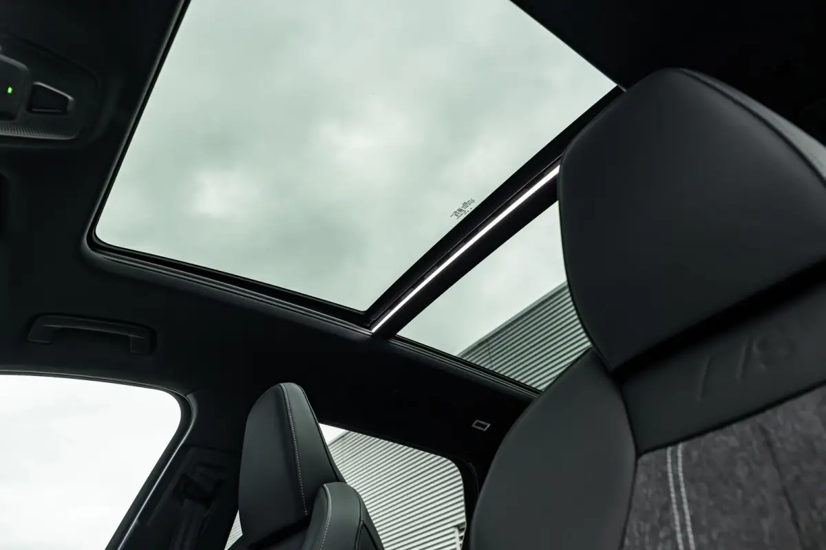 S edition performance 100 kWh 306PK | Trekhaak | Panorama Dak | Elek.stoelen | 360 camera | Stoelverw. voor