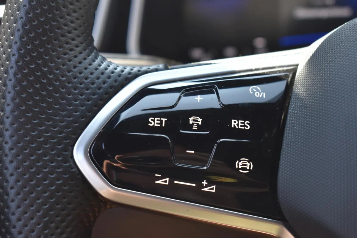 1.0 TSI R-Line 12-2022 | Navigatie | Camera | Massagestoel | 12 mnd BOVAG garantie | Whatsapp 06-53188999