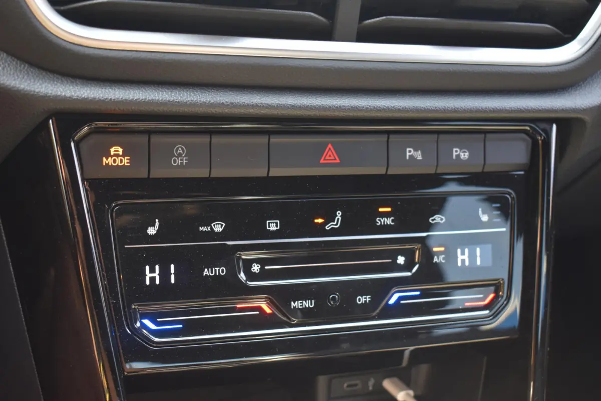 1.0 TSI R-Line 12-2022 | Navigatie | Camera | Massagestoel | 12 mnd BOVAG garantie | Whatsapp 06-53188999