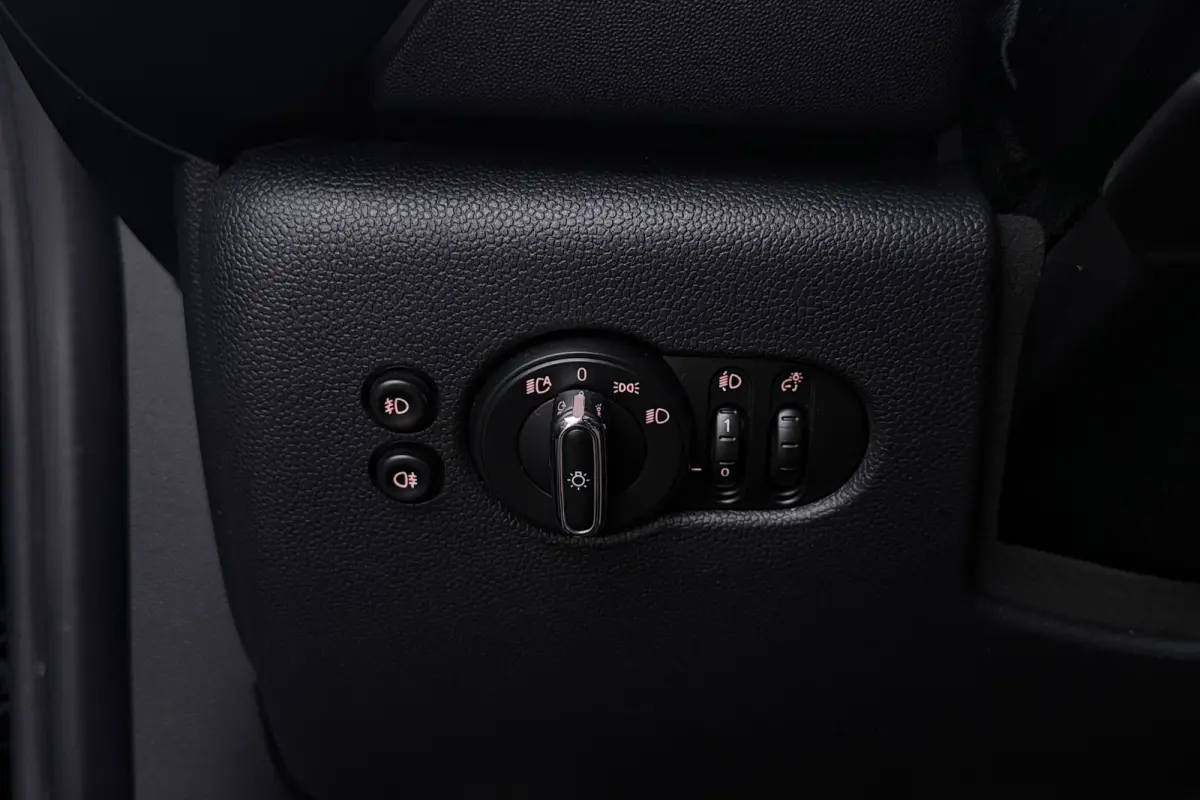 1.5 Cooper Chili | JCW Pakket | Panoramadak | CarPlay | Union Jack Lampen | Climate Control | Sportstoelen | Navi |