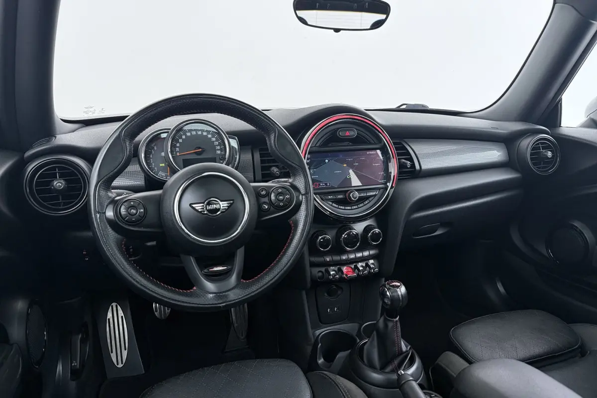 1.5 Cooper Chili | JCW Pakket | Panoramadak | CarPlay | Union Jack Lampen | Climate Control | Sportstoelen | Navi |