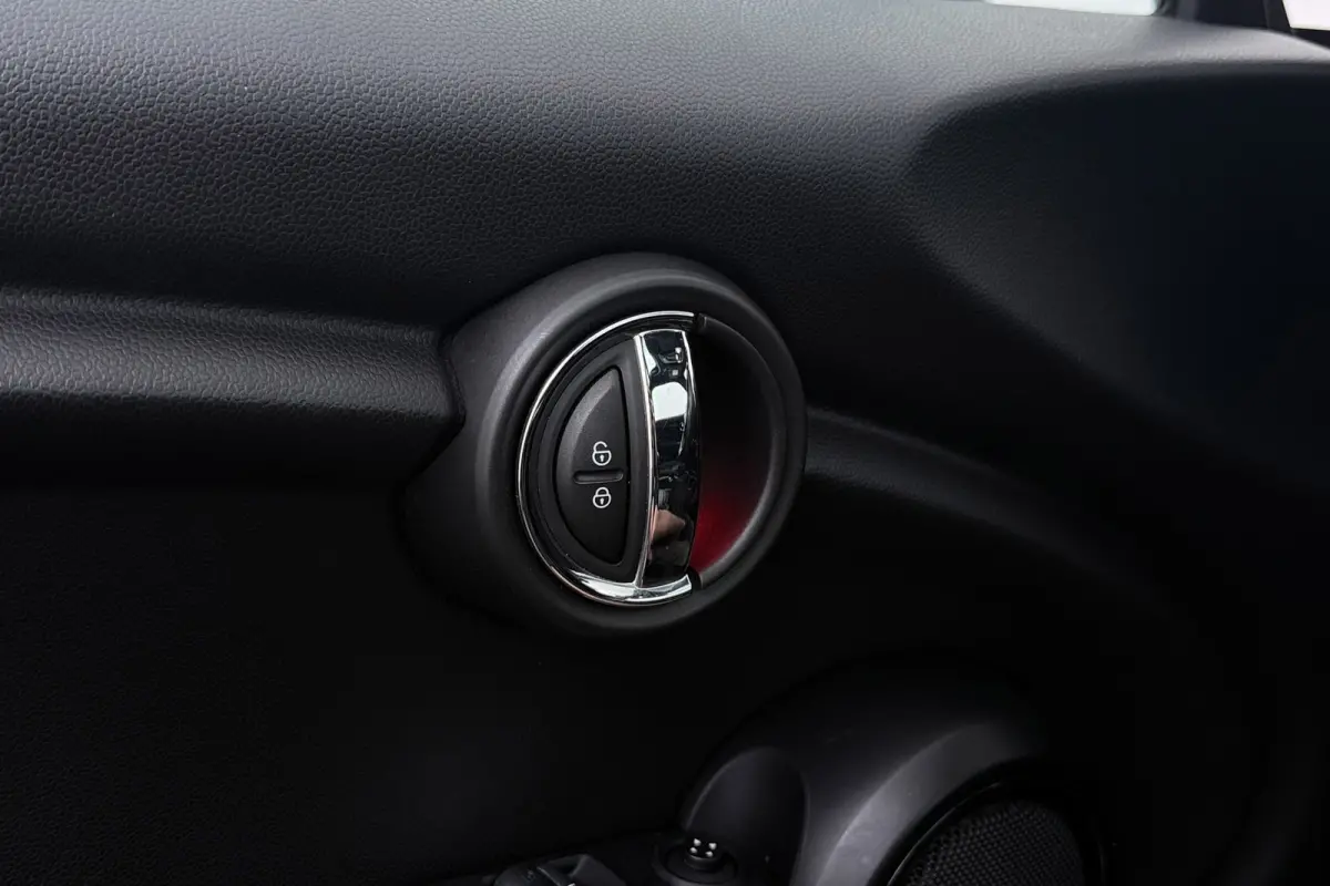 1.5 Cooper Chili | JCW Pakket | Panoramadak | CarPlay | Union Jack Lampen | Climate Control | Sportstoelen | Navi |