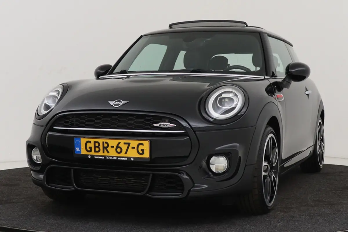 1.5 Cooper Chili | JCW Pakket | Panoramadak | CarPlay | Union Jack Lampen | Climate Control | Sportstoelen | Navi |