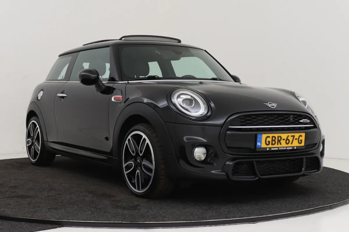 1.5 Cooper Chili | JCW Pakket | Panoramadak | CarPlay | Union Jack Lampen | Climate Control | Sportstoelen | Navi |