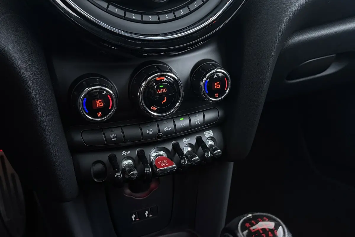 1.5 Cooper Chili | JCW Pakket | Panoramadak | CarPlay | Union Jack Lampen | Climate Control | Sportstoelen | Navi |