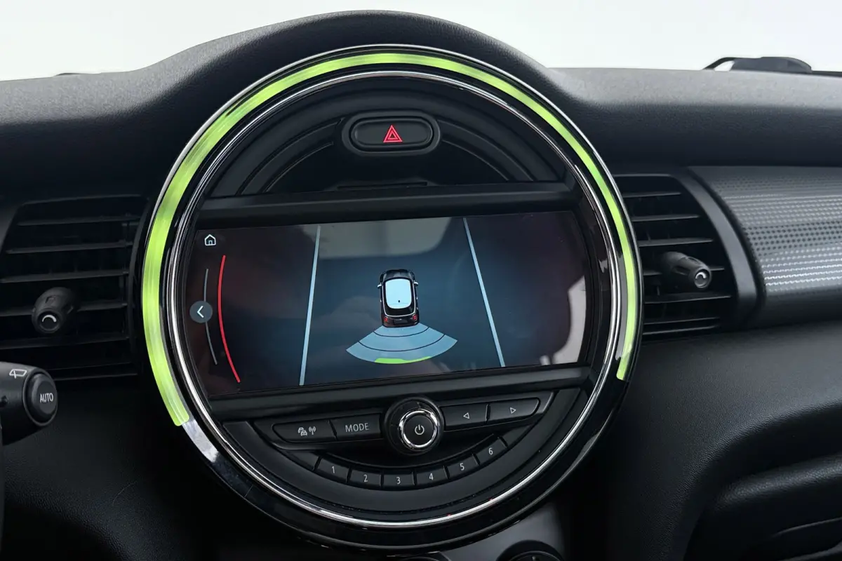 1.5 Cooper Chili | JCW Pakket | Panoramadak | CarPlay | Union Jack Lampen | Climate Control | Sportstoelen | Navi |
