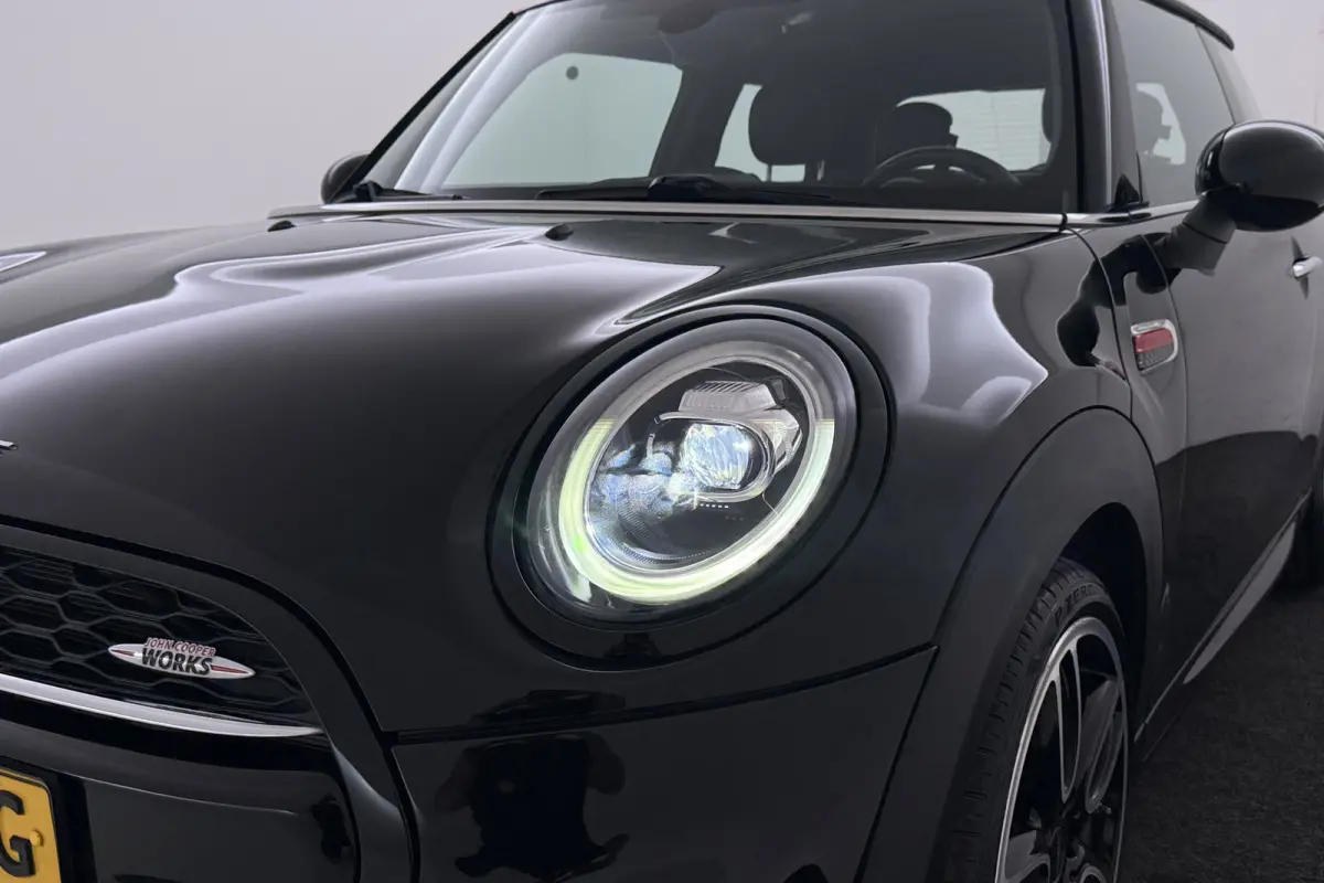 1.5 Cooper Chili | JCW Pakket | Panoramadak | CarPlay | Union Jack Lampen | Climate Control | Sportstoelen | Navi |