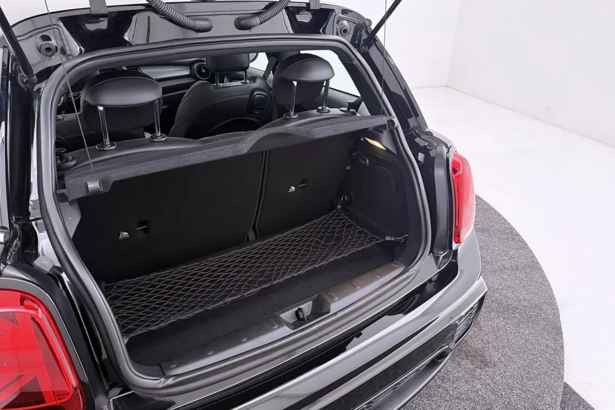 1.5 Cooper Chili | JCW Pakket | Panoramadak | CarPlay | Union Jack Lampen | Climate Control | Sportstoelen | Navi |