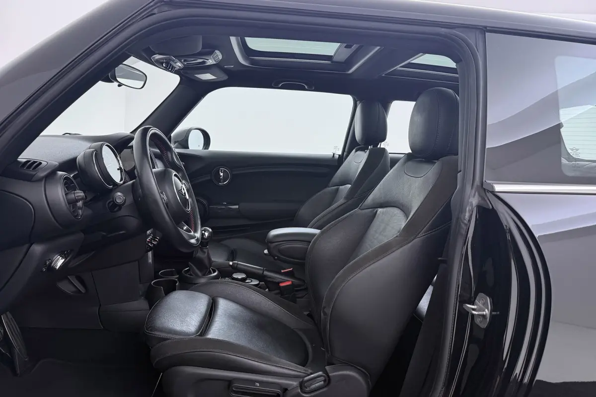 1.5 Cooper Chili | JCW Pakket | Panoramadak | CarPlay | Union Jack Lampen | Climate Control | Sportstoelen | Navi |