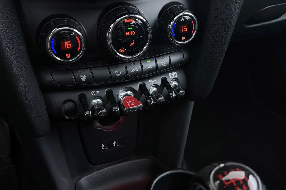 1.5 Cooper Chili | JCW Pakket | Panoramadak | CarPlay | Union Jack Lampen | Climate Control | Sportstoelen | Navi |