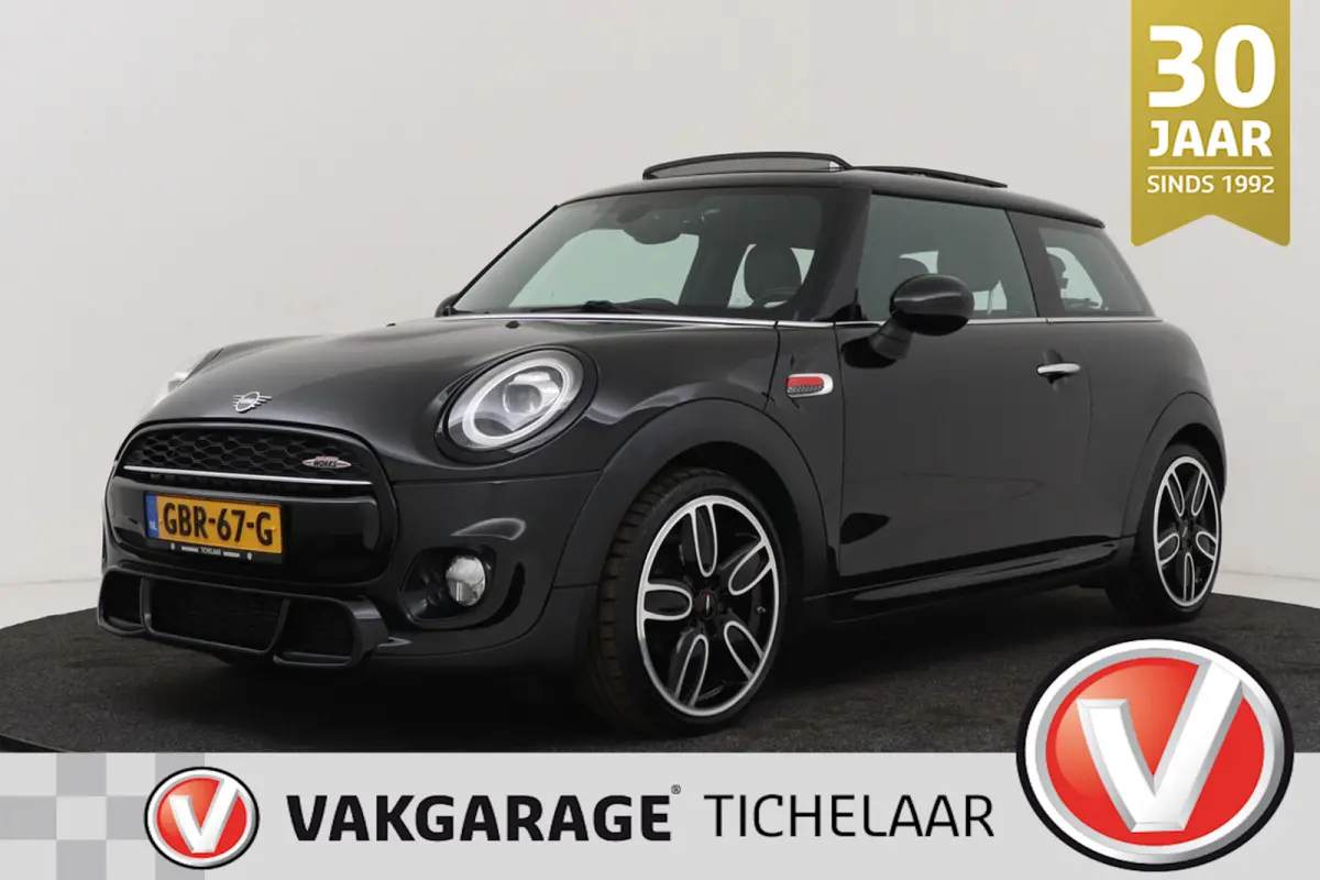 1.5 Cooper Chili | JCW Pakket | Panoramadak | CarPlay | Union Jack Lampen | Climate Control | Sportstoelen | Navi |