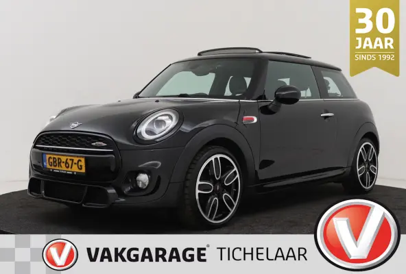 1.5 Cooper Chili | JCW Pakket | Panoramadak | CarPlay | Union Jack Lampen | Climate Control | Sportstoelen | Navi |
