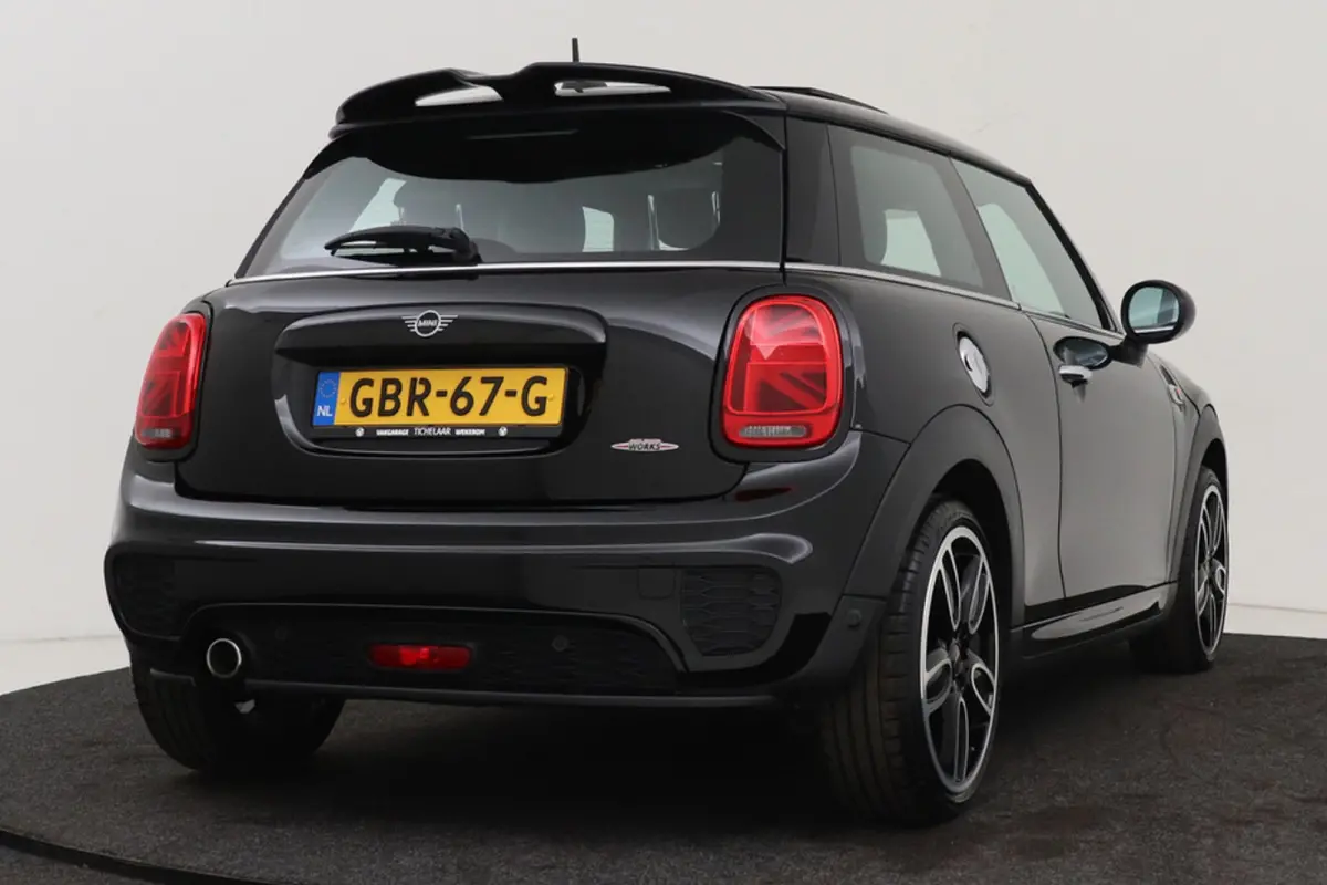 1.5 Cooper Chili | JCW Pakket | Panoramadak | CarPlay | Union Jack Lampen | Climate Control | Sportstoelen | Navi |