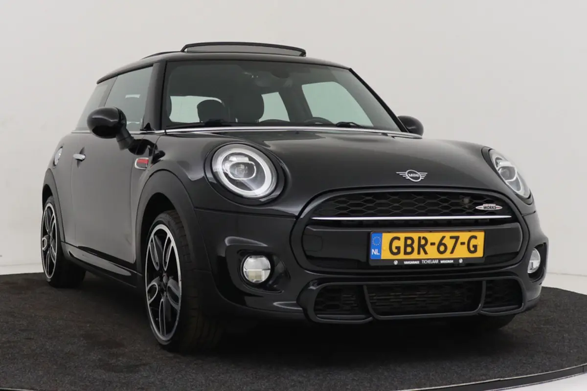 1.5 Cooper Chili | JCW Pakket | Panoramadak | CarPlay | Union Jack Lampen | Climate Control | Sportstoelen | Navi |