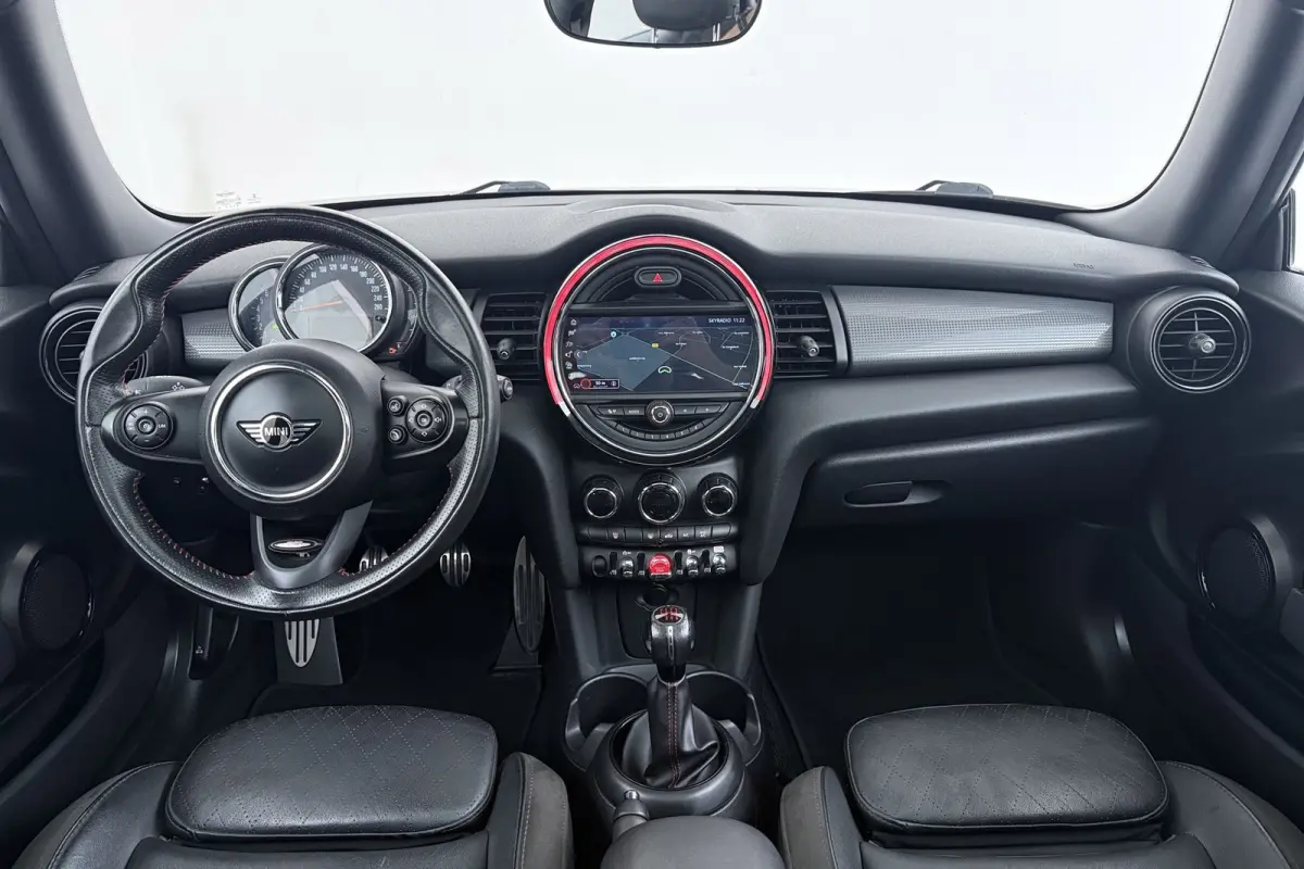 1.5 Cooper Chili | JCW Pakket | Panoramadak | CarPlay | Union Jack Lampen | Climate Control | Sportstoelen | Navi |