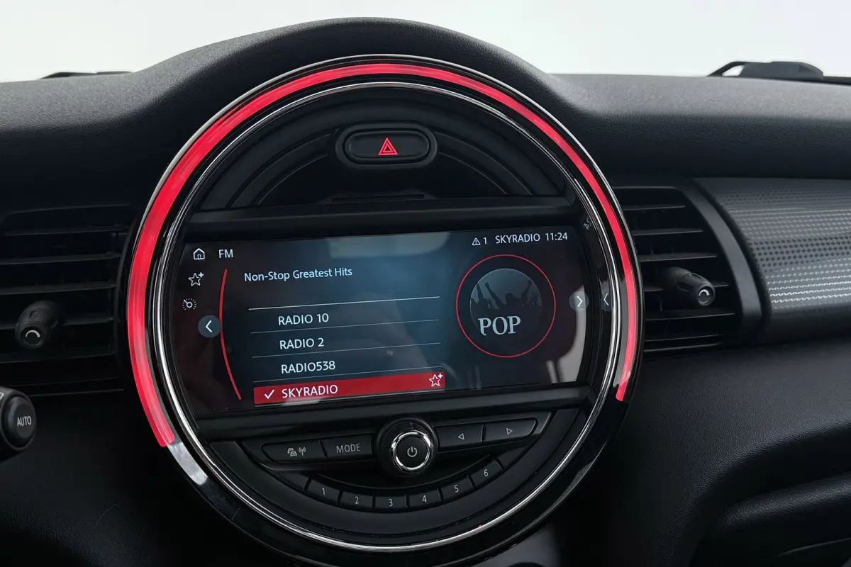 1.5 Cooper Chili | JCW Pakket | Panoramadak | CarPlay | Union Jack Lampen | Climate Control | Sportstoelen | Navi |