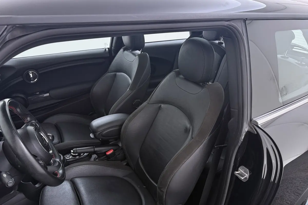1.5 Cooper Chili | JCW Pakket | Panoramadak | CarPlay | Union Jack Lampen | Climate Control | Sportstoelen | Navi |