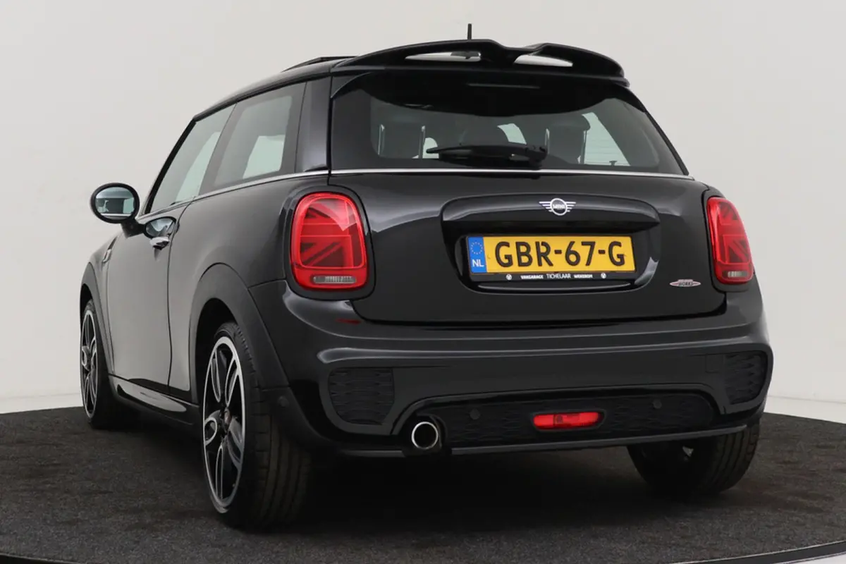 1.5 Cooper Chili | JCW Pakket | Panoramadak | CarPlay | Union Jack Lampen | Climate Control | Sportstoelen | Navi |