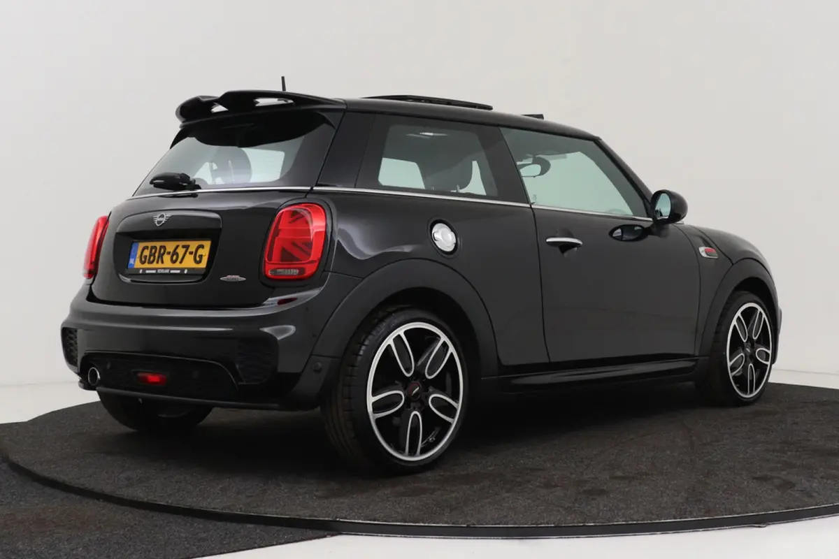 1.5 Cooper Chili | JCW Pakket | Panoramadak | CarPlay | Union Jack Lampen | Climate Control | Sportstoelen | Navi |