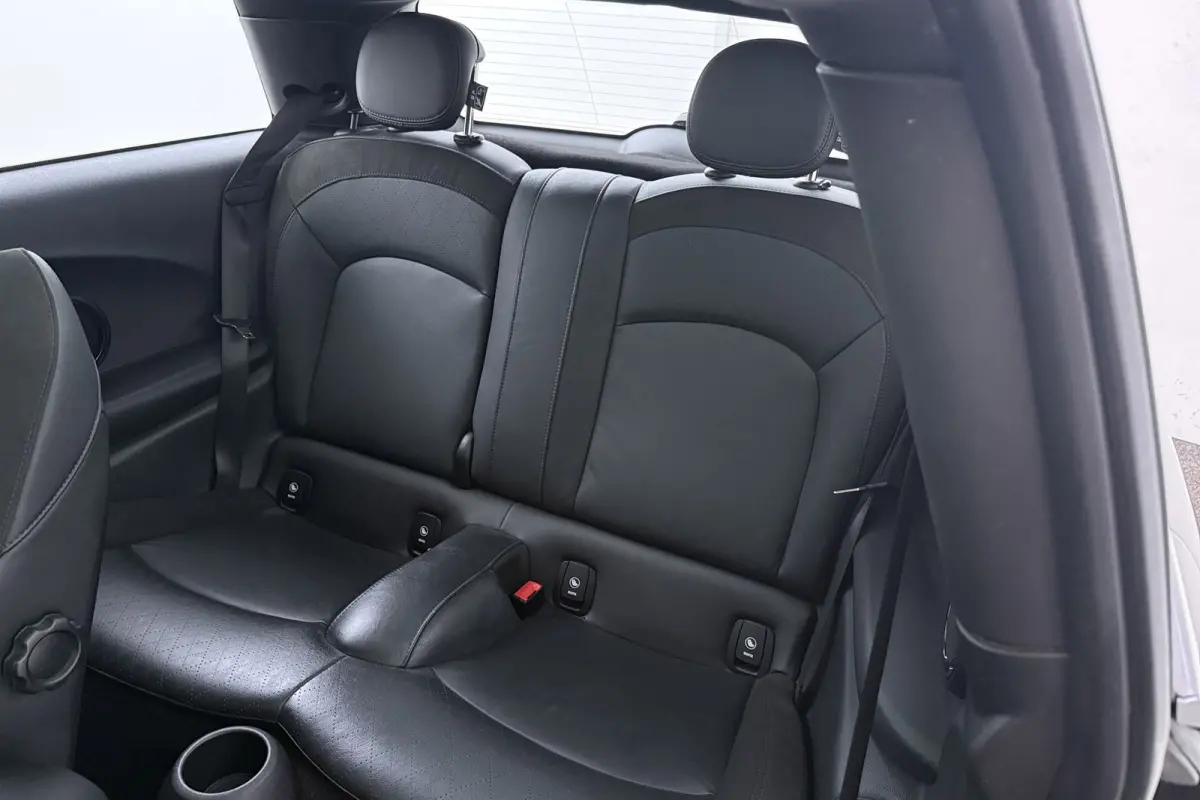 1.5 Cooper Chili | JCW Pakket | Panoramadak | CarPlay | Union Jack Lampen | Climate Control | Sportstoelen | Navi |