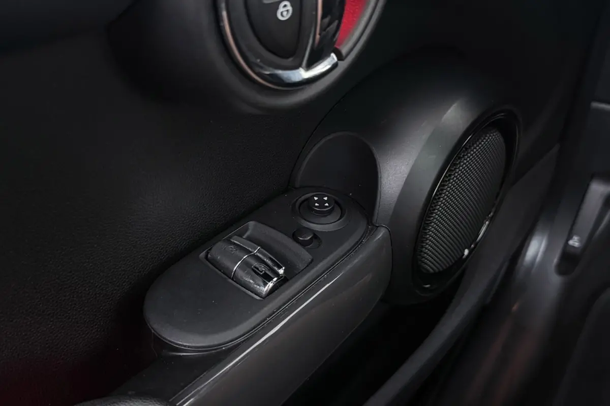 1.5 Cooper Chili | JCW Pakket | Panoramadak | CarPlay | Union Jack Lampen | Climate Control | Sportstoelen | Navi |