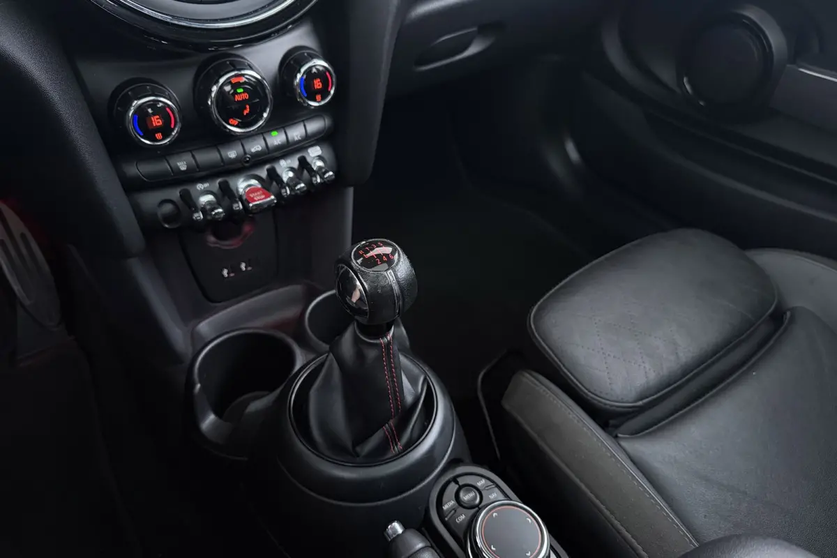 1.5 Cooper Chili | JCW Pakket | Panoramadak | CarPlay | Union Jack Lampen | Climate Control | Sportstoelen | Navi |