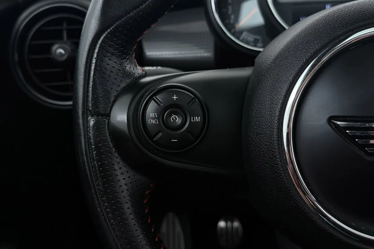 1.5 Cooper Chili | JCW Pakket | Panoramadak | CarPlay | Union Jack Lampen | Climate Control | Sportstoelen | Navi |