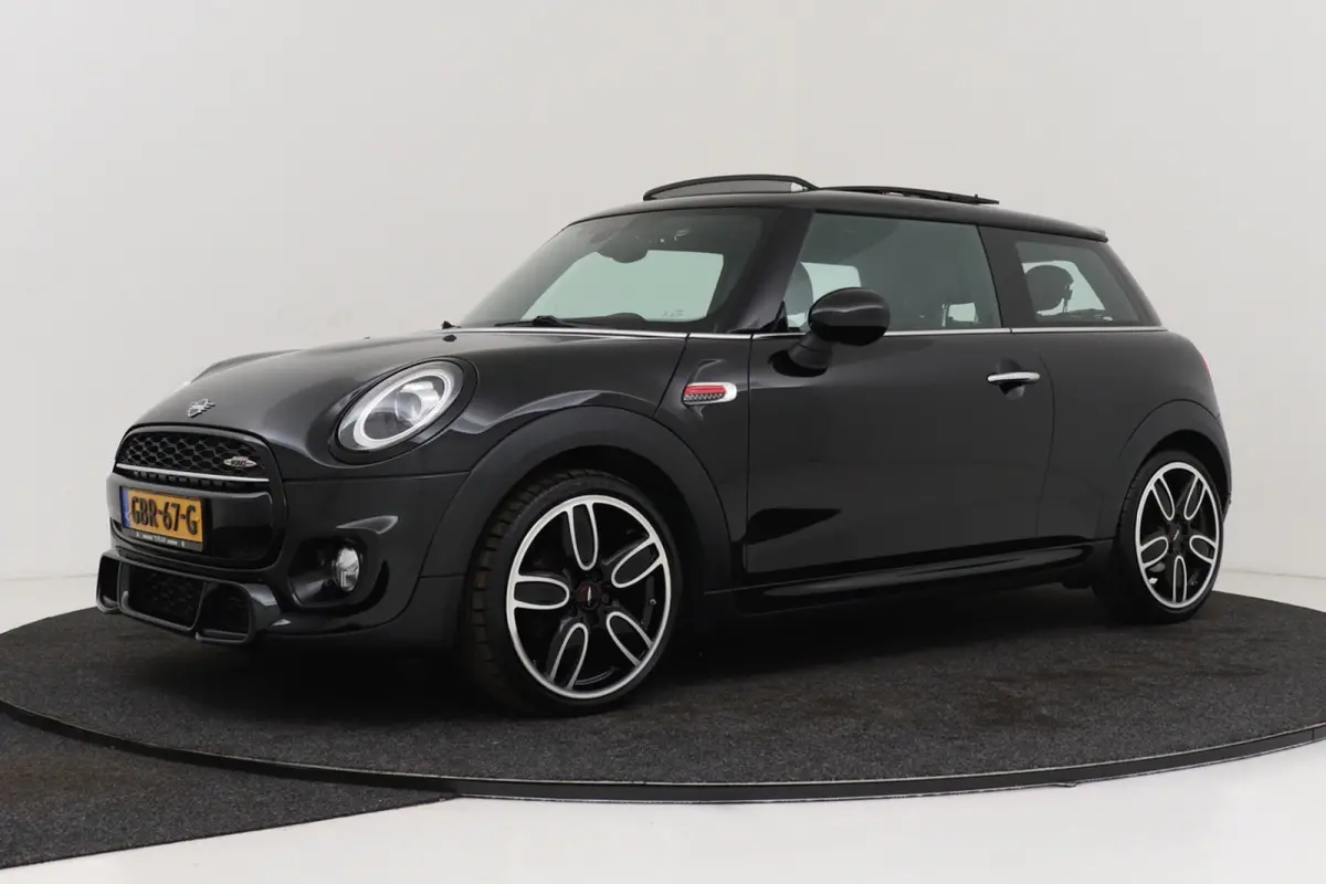 1.5 Cooper Chili | JCW Pakket | Panoramadak | CarPlay | Union Jack Lampen | Climate Control | Sportstoelen | Navi |