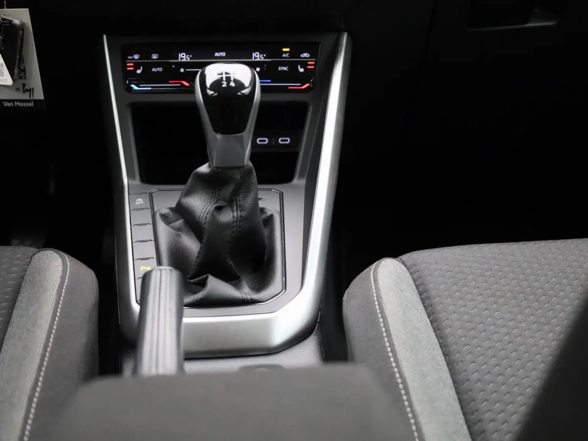 1.0 TSI Life Business 95 PK| Origineel Nederlands | 1e Eigenaar | Navigatie | Stoelverwarming | Climatronic | Parkeersensoren | Digitale Cockpit Voorstoelen verwarmd |