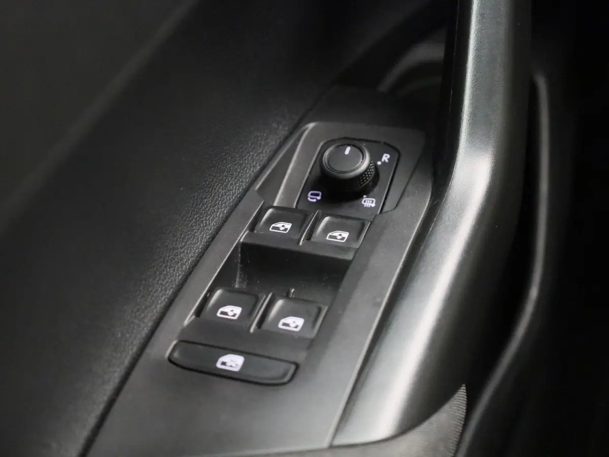 1.0 TSI Life Business 95 PK| Origineel Nederlands | 1e Eigenaar | Navigatie | Stoelverwarming | Climatronic | Parkeersensoren | Digitale Cockpit Voorstoelen verwarmd |