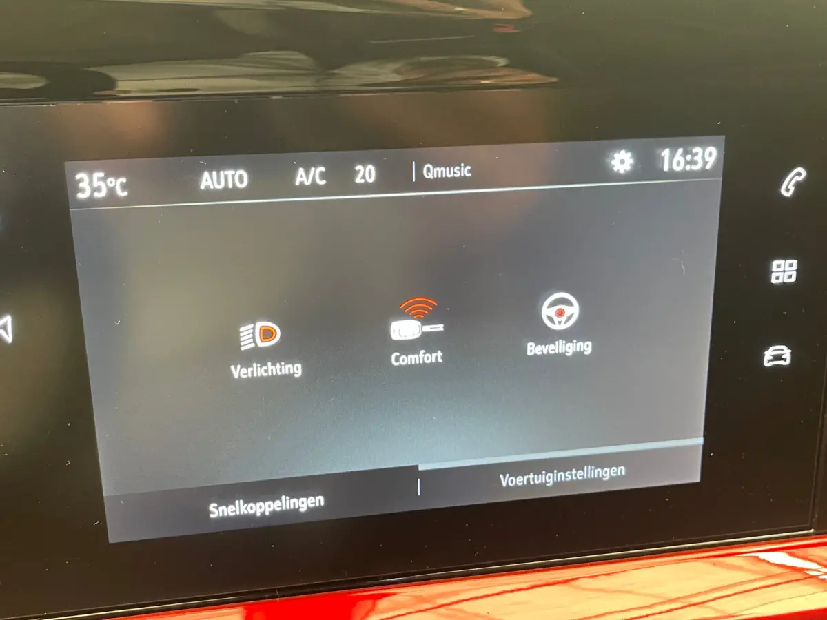 GS Line 50-kWh Camera | LED | 18" Lichtmetaal | Carplay | Cruise | Climate | Parkeersensoren voor en Achter | Achteruitrijcamera | Afwijkende dakkleur | Apple Carplay/Android Auto|telefoonin