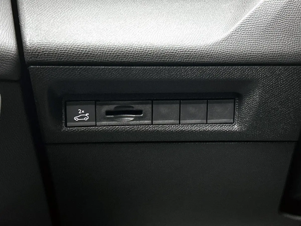 1.2 Hybrid 145 e-DCS6 GT | Automaat | GT | Sportstoelen | Elektrisch bedienbare stoelen | Elektrische achterklep | Navigatie | Apple carplay | Android auto | 360 camera | Dode hoek sensoren 