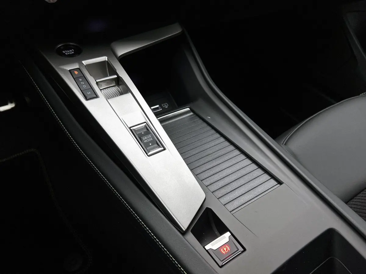 1.2 Hybrid 145 e-DCS6 GT | Automaat | GT | Sportstoelen | Elektrisch bedienbare stoelen | Elektrische achterklep | Navigatie | Apple carplay | Android auto | 360 camera | Dode hoek sensoren 