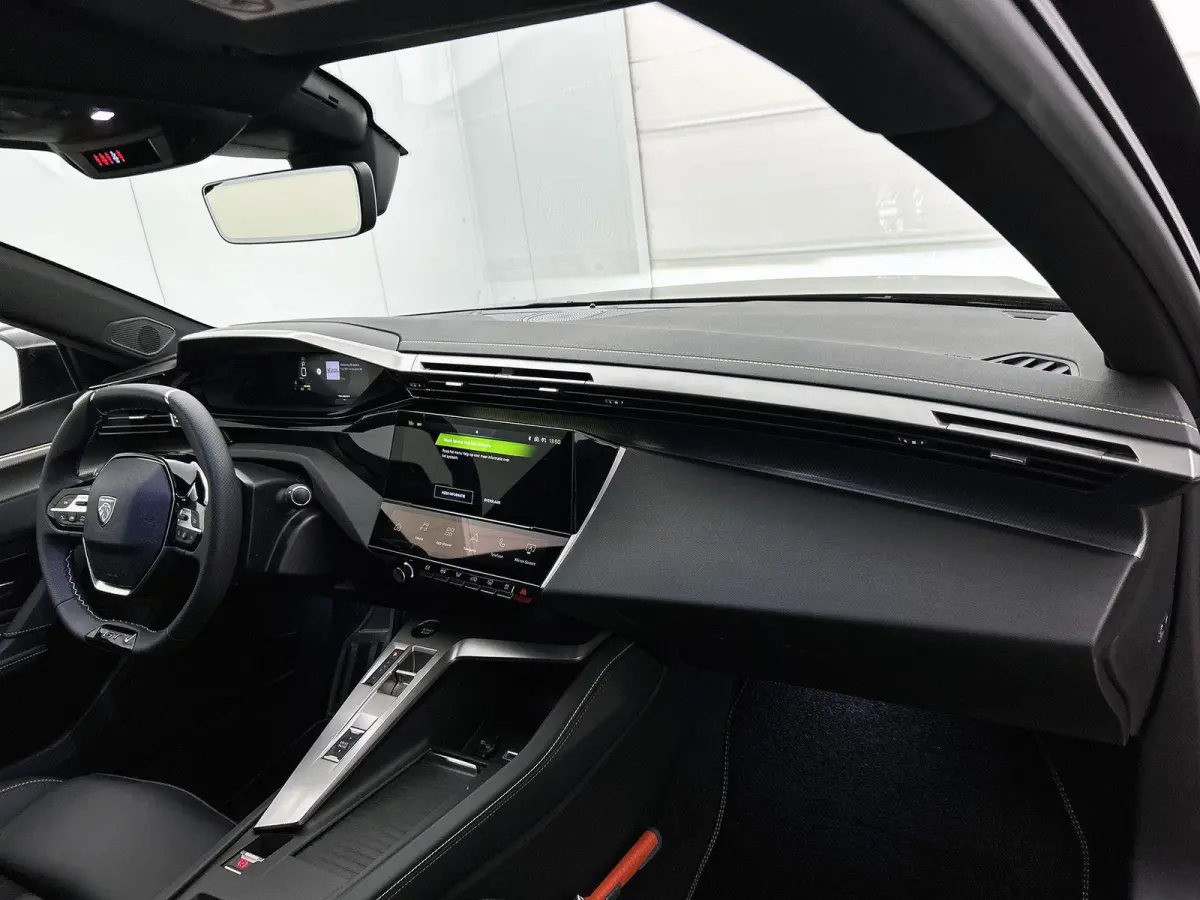 1.2 Hybrid 145 e-DCS6 GT | Automaat | GT | Sportstoelen | Elektrisch bedienbare stoelen | Elektrische achterklep | Navigatie | Apple carplay | Android auto | 360 camera | Dode hoek sensoren 