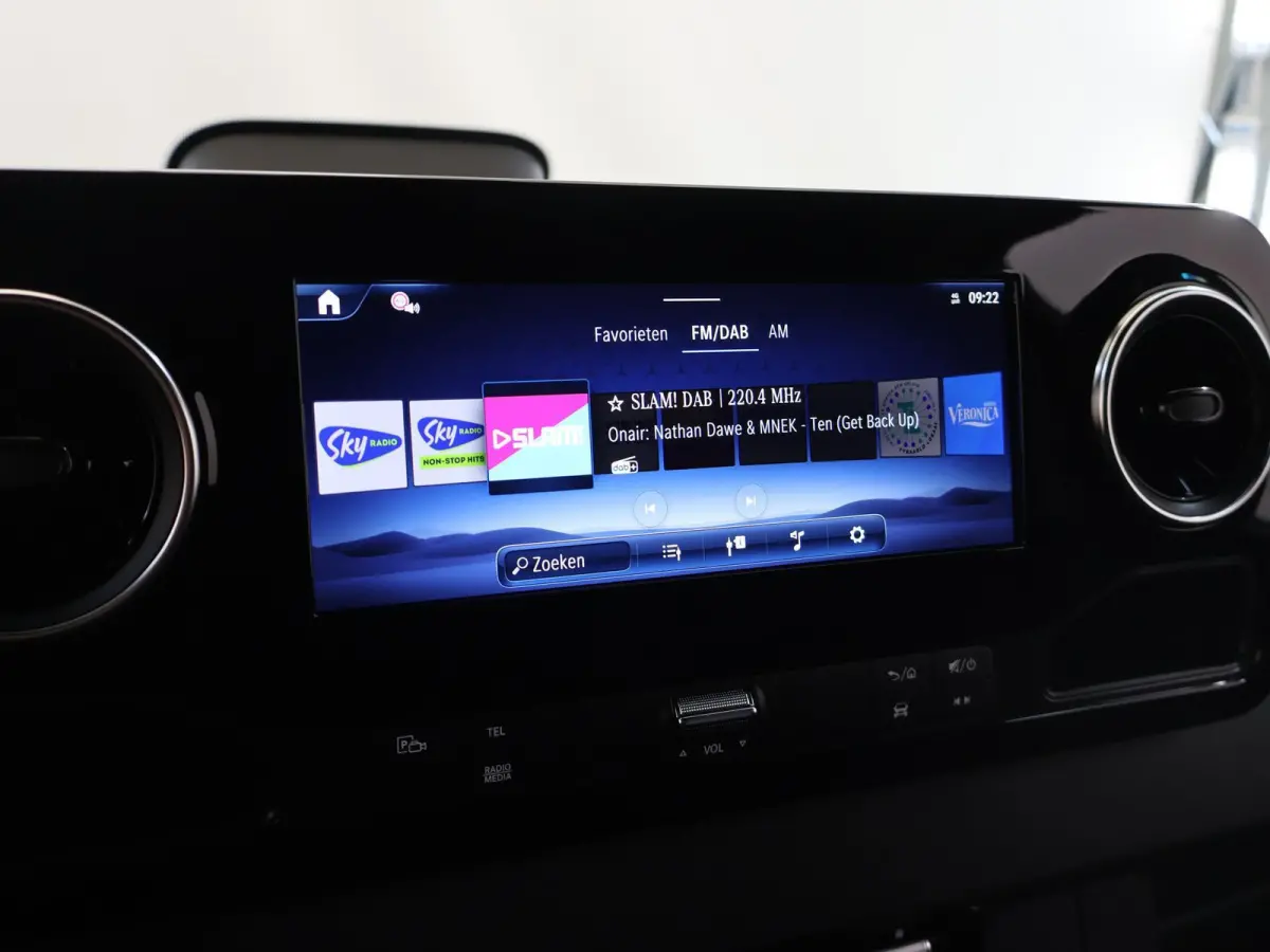 315 CDI | L2 H2 | RWD | Aut. | PRO | BPM VRIJ! | ACHTERUITRIJCAMERA | 3500 KG AHW | DODEHOEKASSISTENT | AIRCO | CRUISE | CARPLAY | ANDROID AUTO | METALLIC | 3-ZITS | MBUX SYSTEEM GROOT