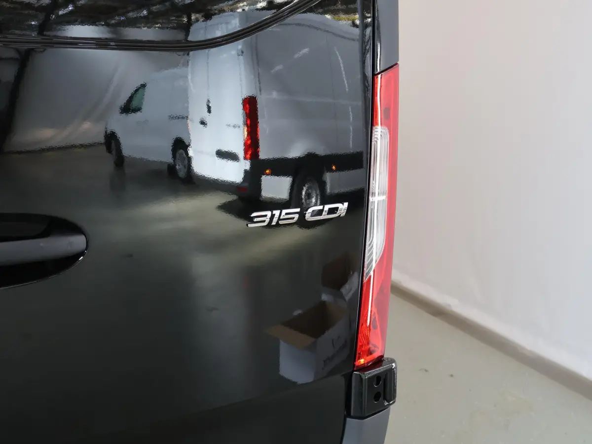 315 CDI | L2 H2 | RWD | Aut. | PRO | BPM VRIJ! | ACHTERUITRIJCAMERA | 3500 KG AHW | DODEHOEKASSISTENT | AIRCO | CRUISE | CARPLAY | ANDROID AUTO | METALLIC | 3-ZITS | MBUX SYSTEEM GROOT