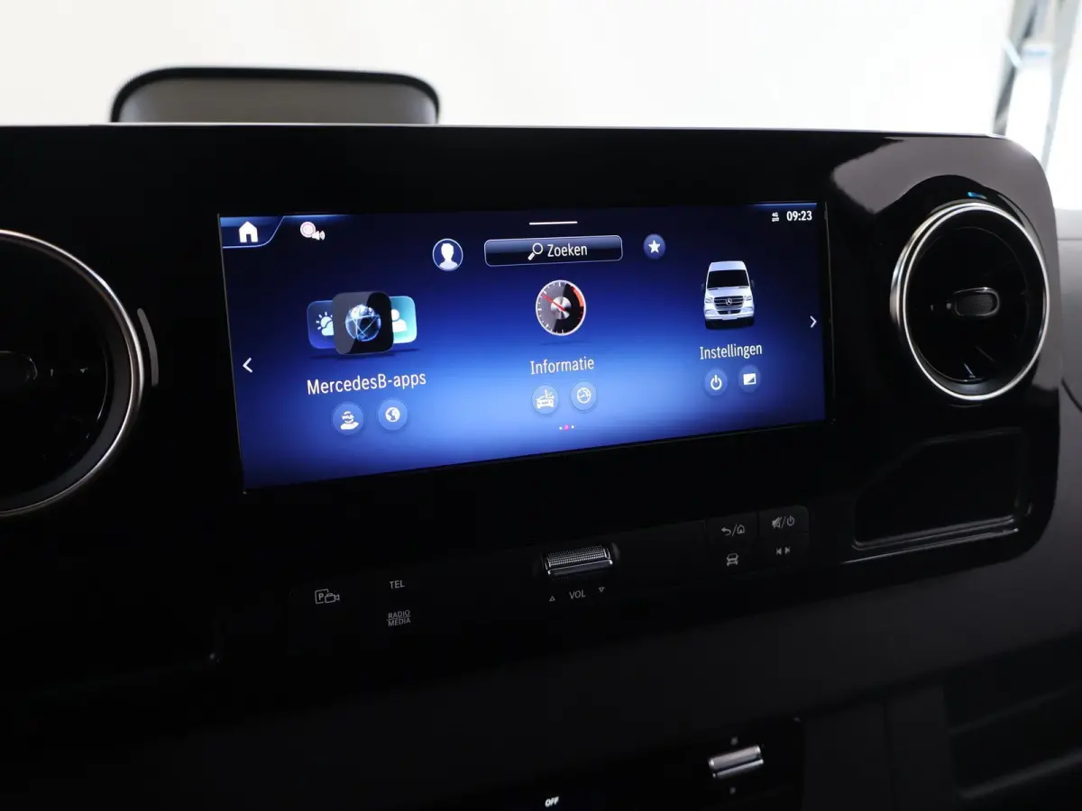 315 CDI | L2 H2 | RWD | Aut. | PRO | BPM VRIJ! | ACHTERUITRIJCAMERA | 3500 KG AHW | DODEHOEKASSISTENT | AIRCO | CRUISE | CARPLAY | ANDROID AUTO | METALLIC | 3-ZITS | MBUX SYSTEEM GROOT