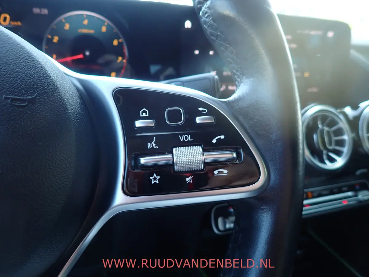 200 SPORTLEER / SFEERVERLICHTING / NAVI / STOELVERWARMING