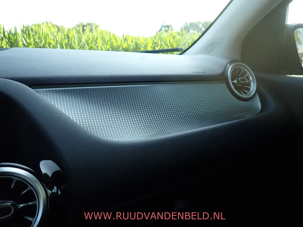 200 SPORTLEER / SFEERVERLICHTING / NAVI / STOELVERWARMING