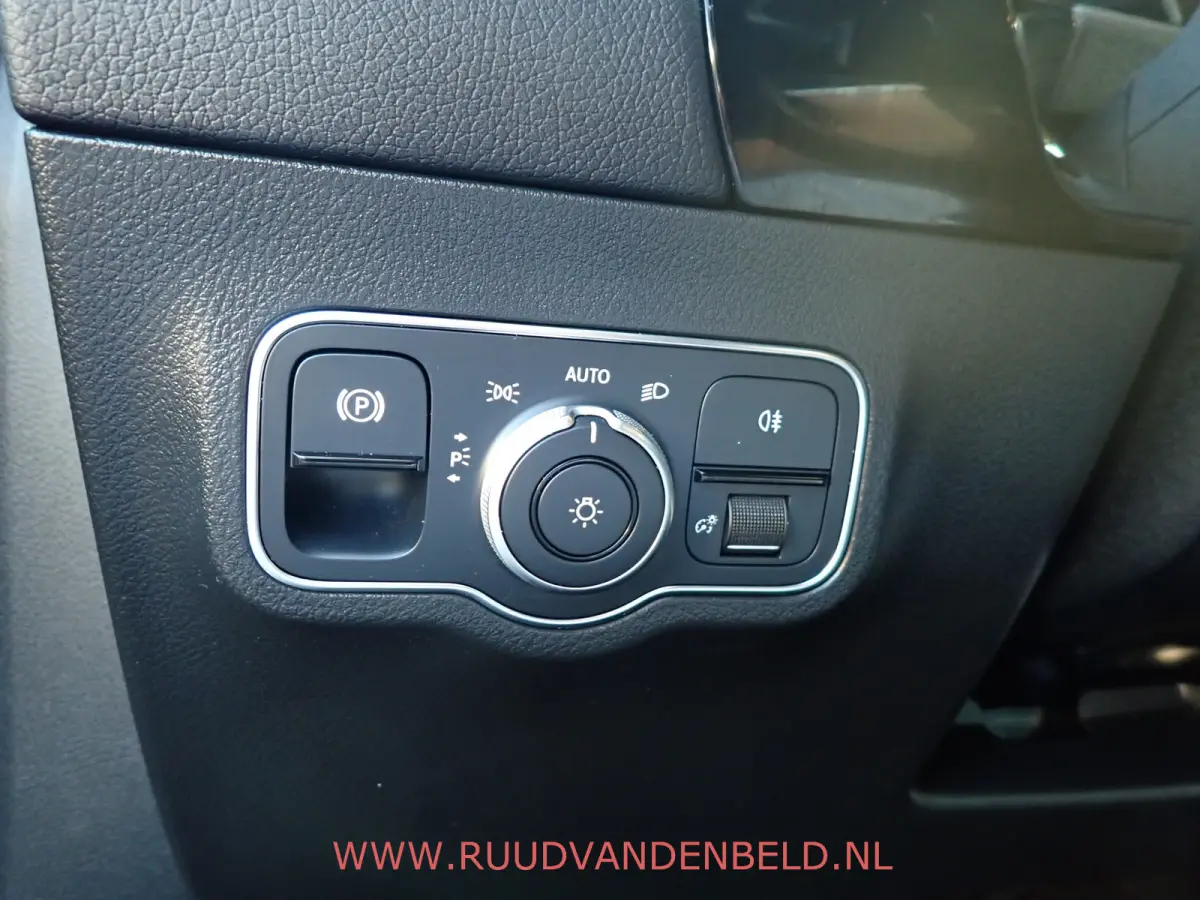 200 SPORTLEER / SFEERVERLICHTING / NAVI / STOELVERWARMING