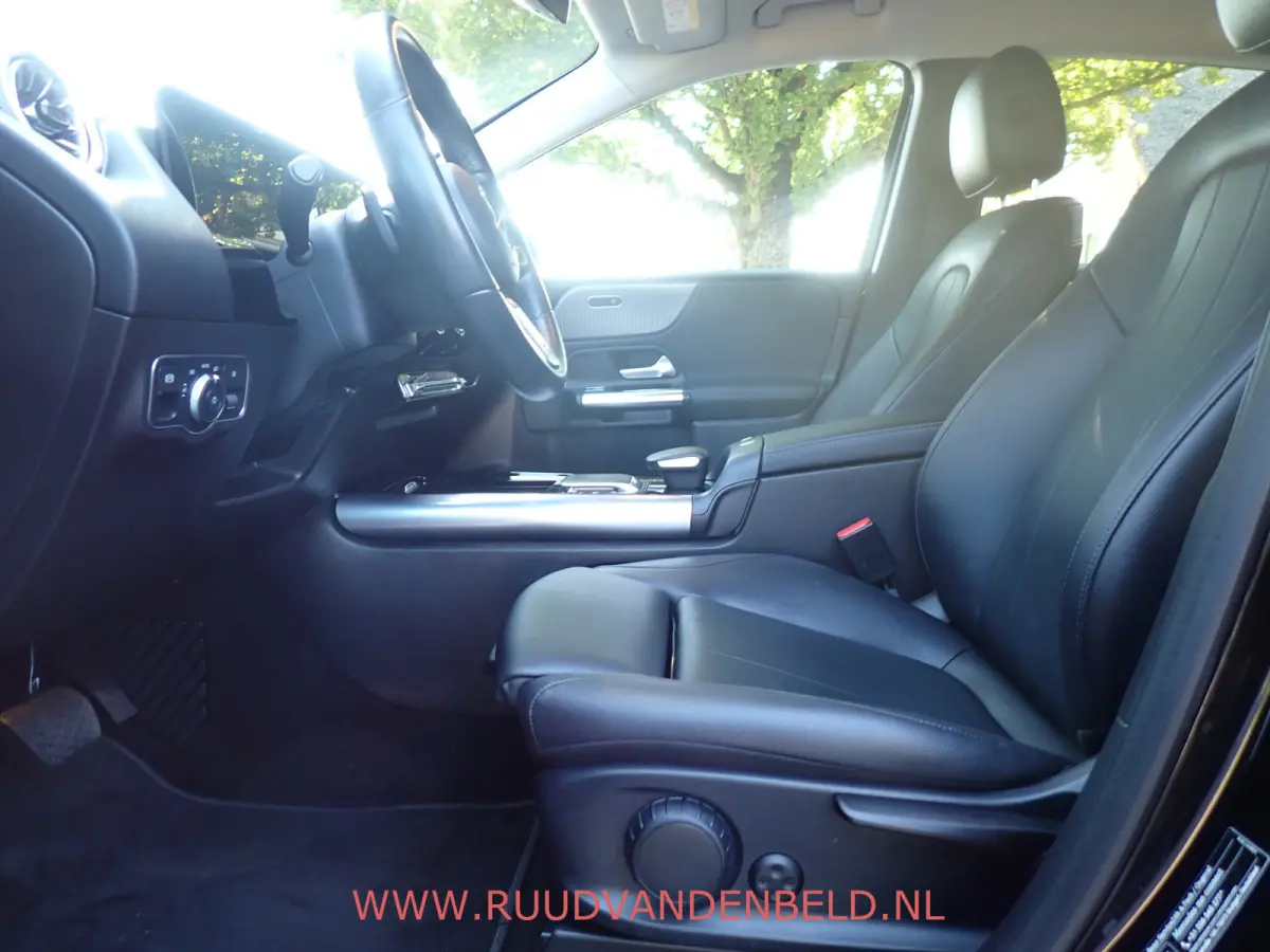 200 SPORTLEER / SFEERVERLICHTING / NAVI / STOELVERWARMING