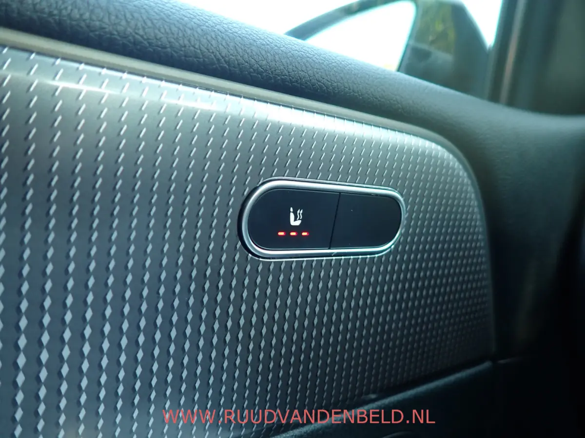 200 SPORTLEER / SFEERVERLICHTING / NAVI / STOELVERWARMING