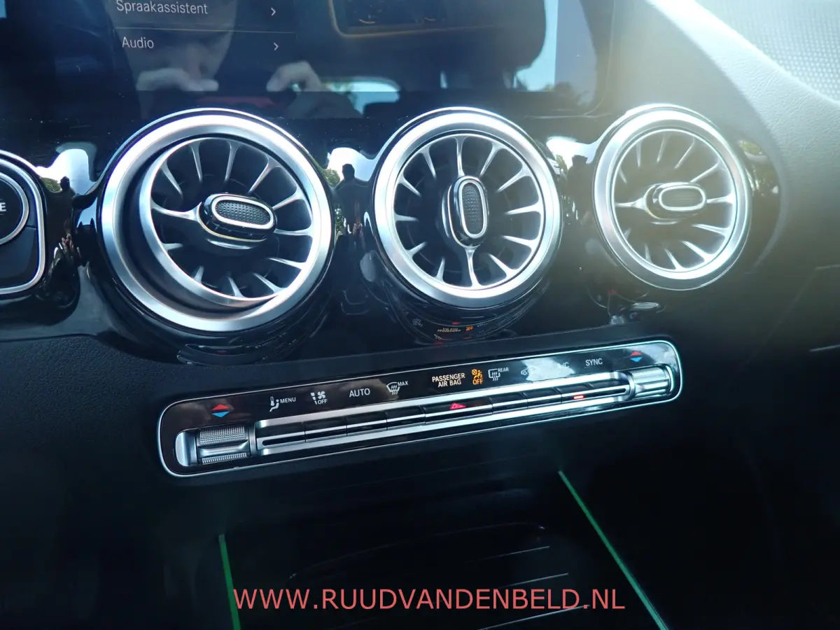 200 SPORTLEER / SFEERVERLICHTING / NAVI / STOELVERWARMING