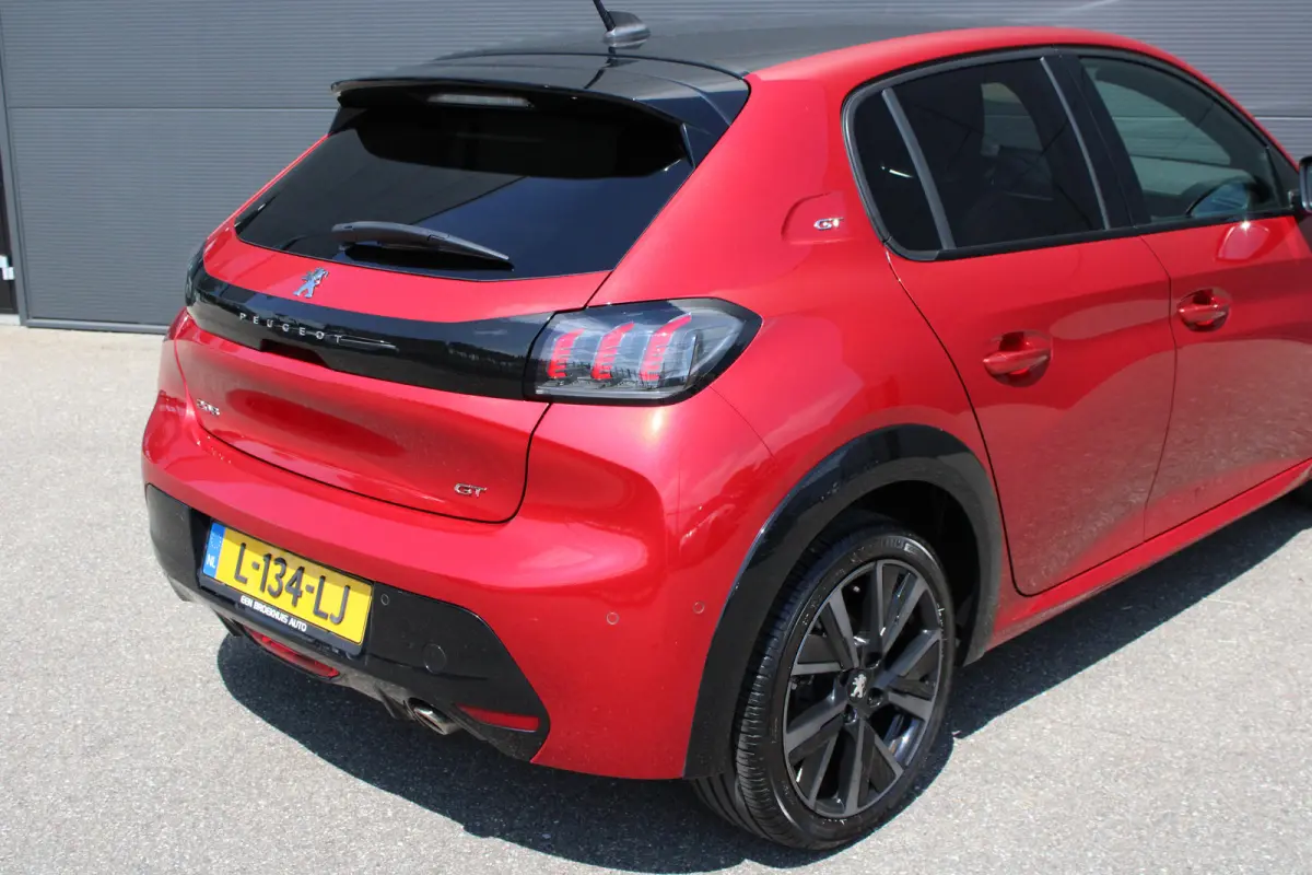 1.2 PureTech GT Pack | Navigatie | Camera | Stoelverwarming | Trekhaak | Alcantara | NL auto | Apple Carplay |