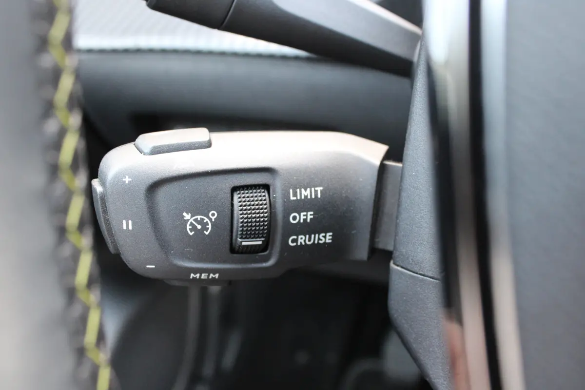 1.2 PureTech GT Pack | Navigatie | Camera | Stoelverwarming | Trekhaak | Alcantara | NL auto | Apple Carplay |