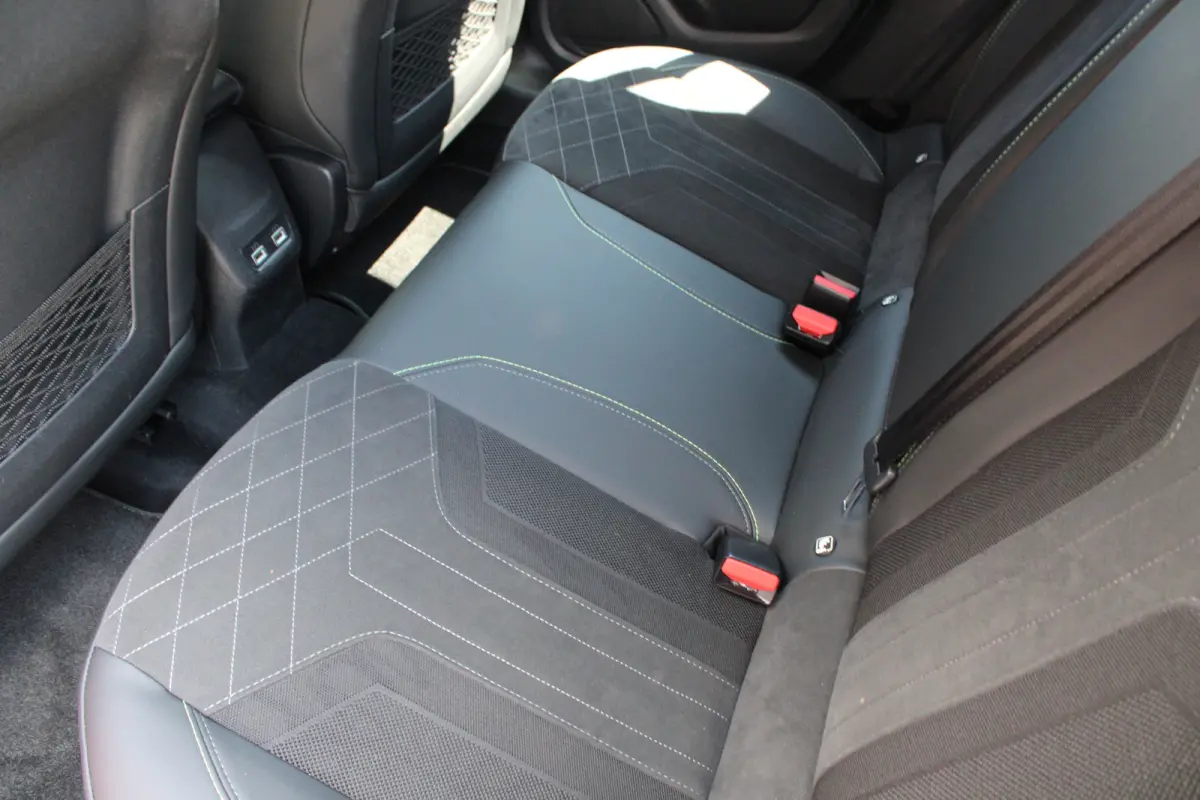 1.2 PureTech GT Pack | Navigatie | Camera | Stoelverwarming | Trekhaak | Alcantara | NL auto | Apple Carplay |